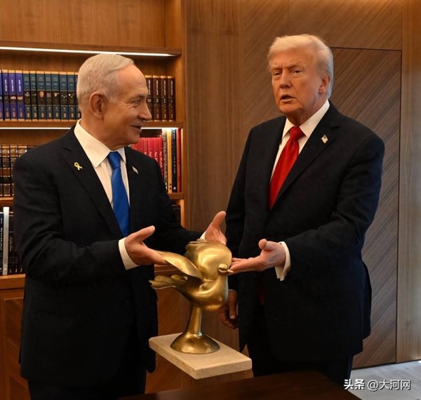 慧眼智行 内塔尼亚胡向特朗普赠送金色鸽子雕塑